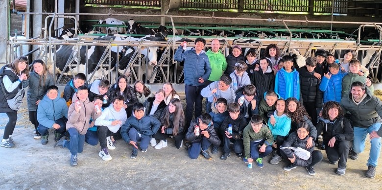 Gaztetxoen bisita baserrira